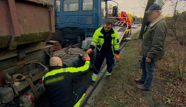 Śmieciarka na holu i wciąganie ciężarówki na lawetę